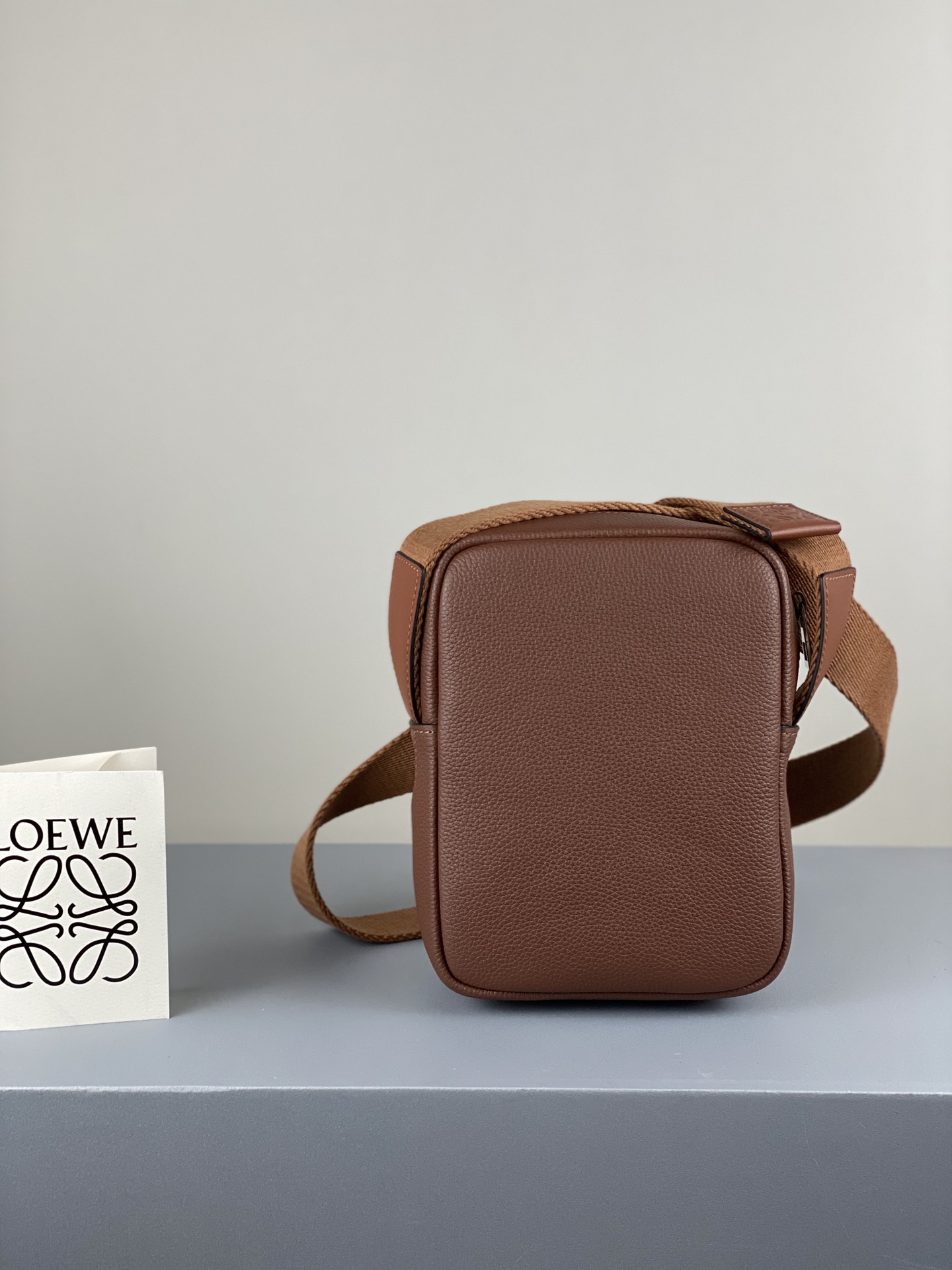 L0ew* xs military crossbody in soft grained calfskin cognac b553p59x01 22 x 14 x 9 cm