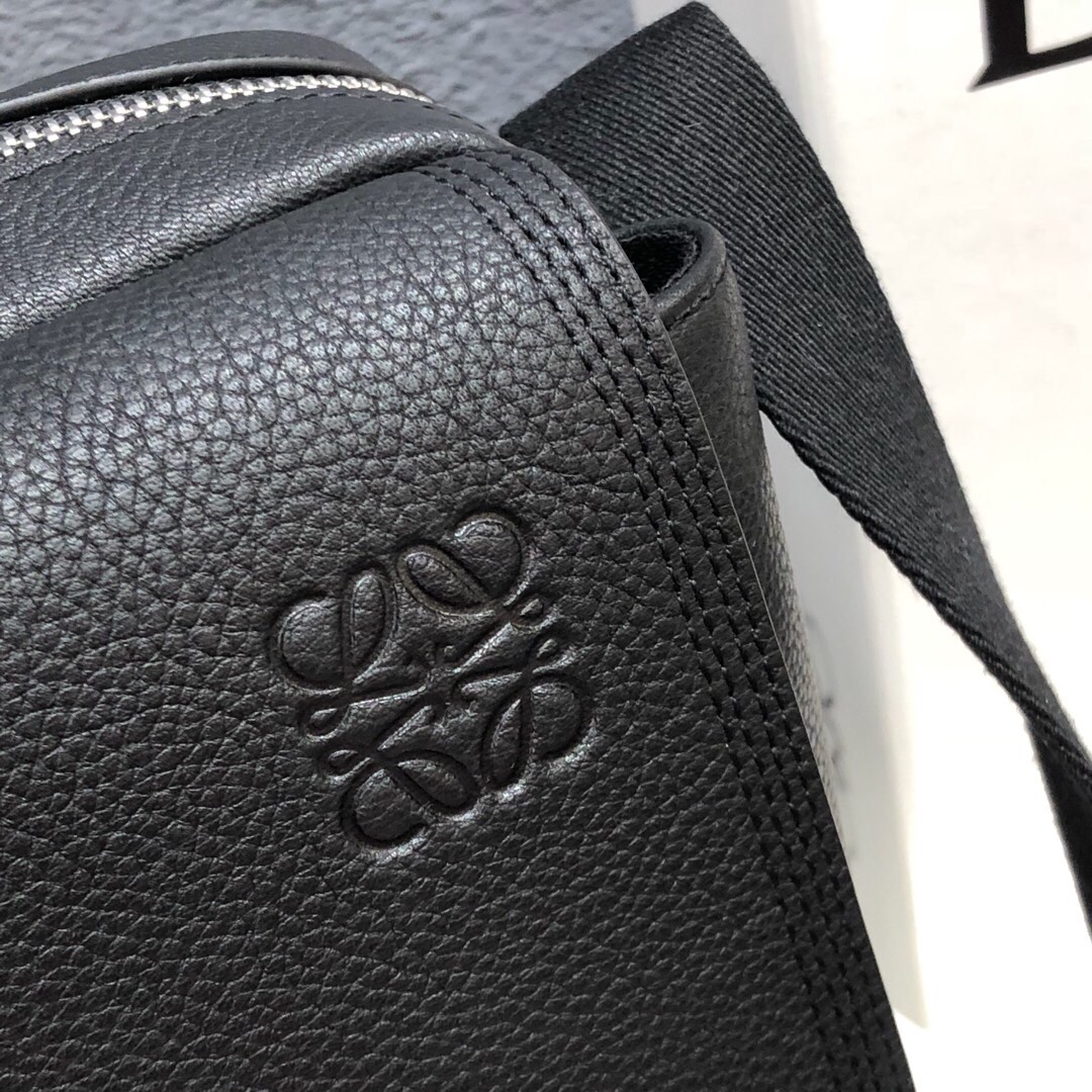 L0ew* xs military messenger bag in soft grained calfskin black 317.12aa72 24.5 × 18 × 10.5 cm