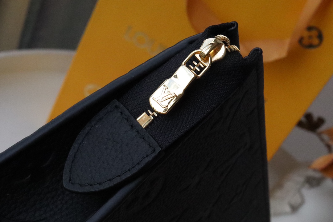 l0vis Vvtt0n pochette voyage taiga leather in black m30450 26 x 20 x 5 cm