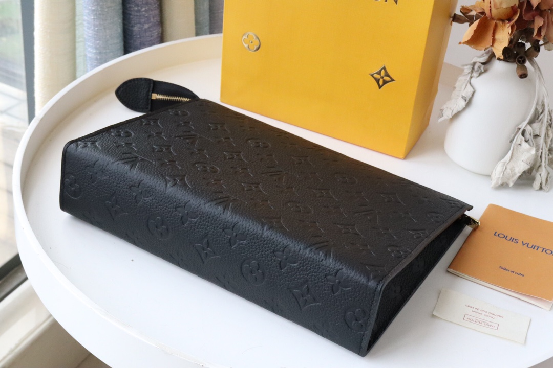 l0vis Vvtt0n pochette voyage taiga leather in black m30450 26 x 20 x 5 cm