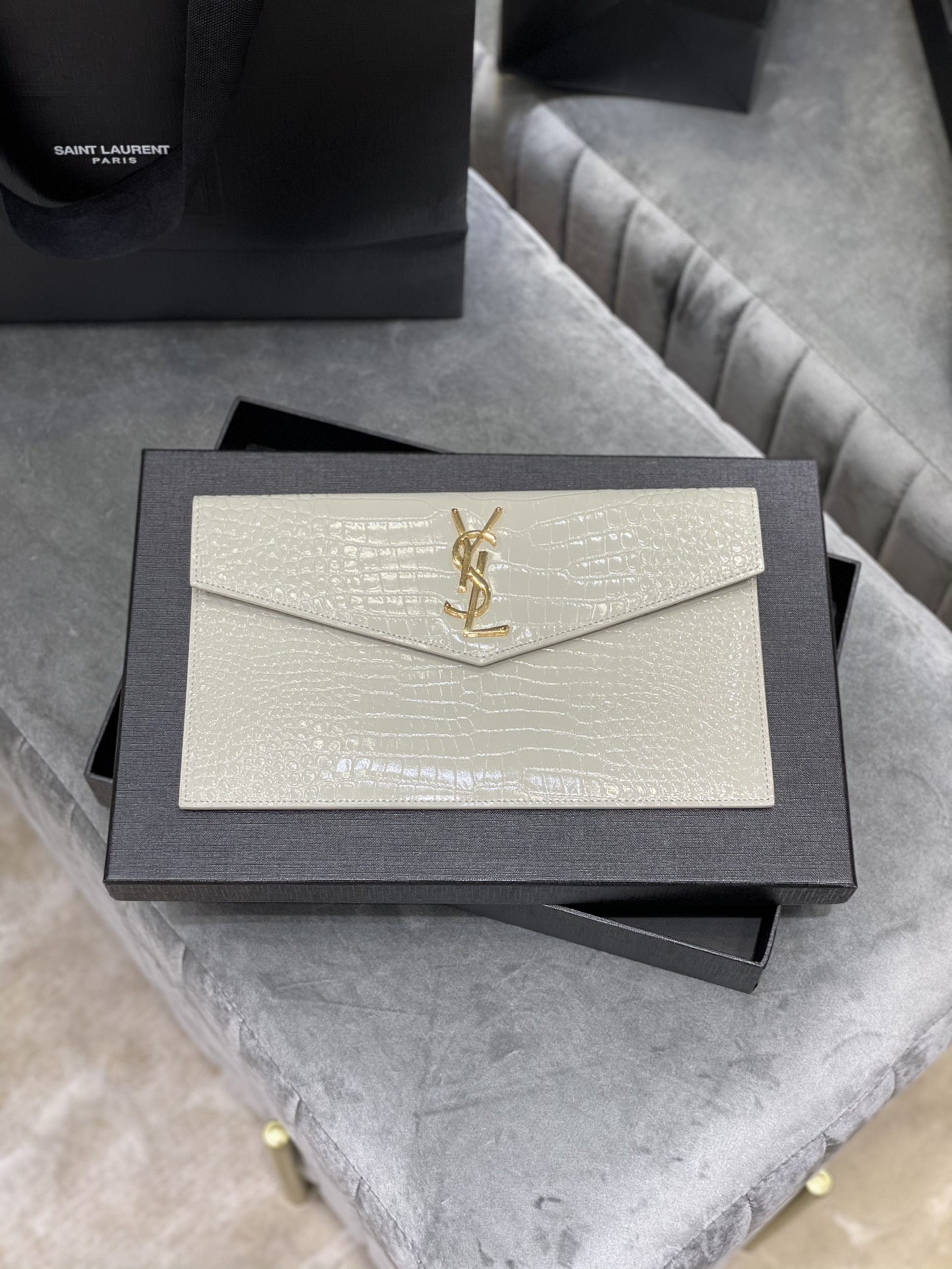 Y51 uptown pouch in crocodile embossed shiny leather blanc vintage 565739 27 × 16 × 2 cm
