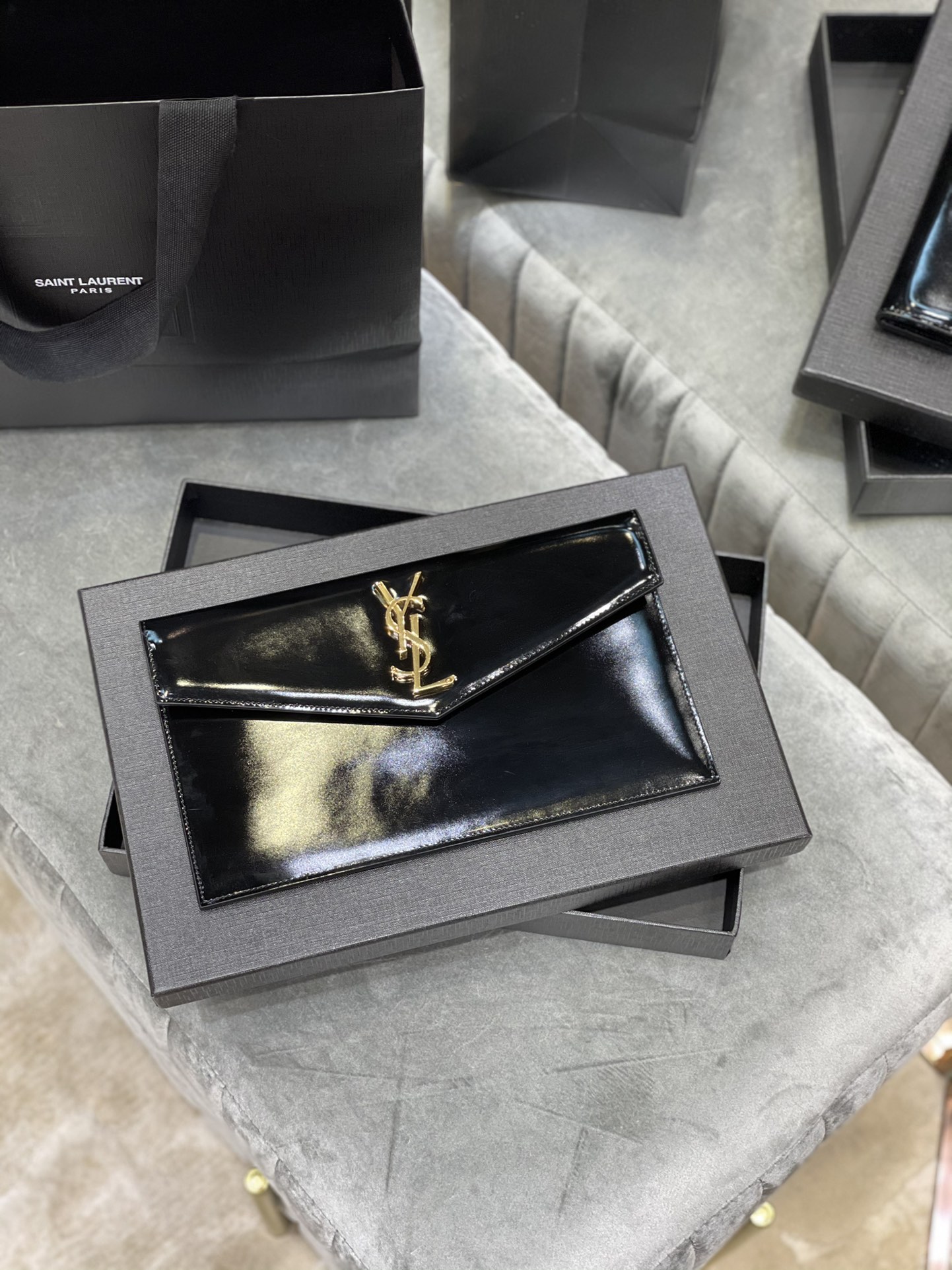Y51 uptown pouch in shiny embossed leather black 565739 27 × 16 × 2 cm