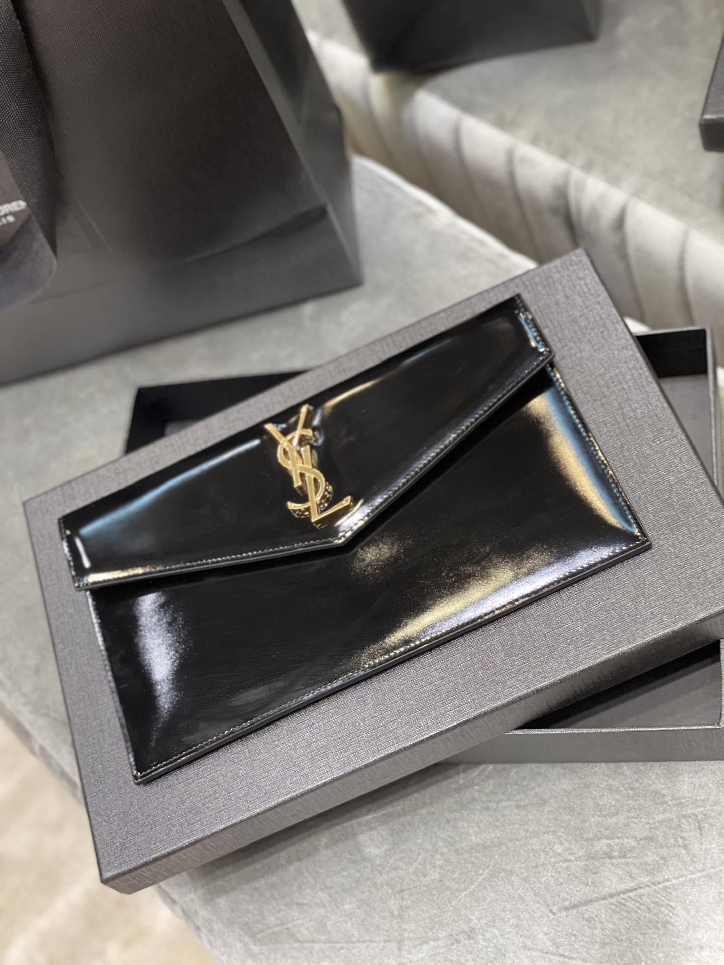 Y51 uptown pouch in shiny embossed leather black 565739 27 × 16 × 2 cm