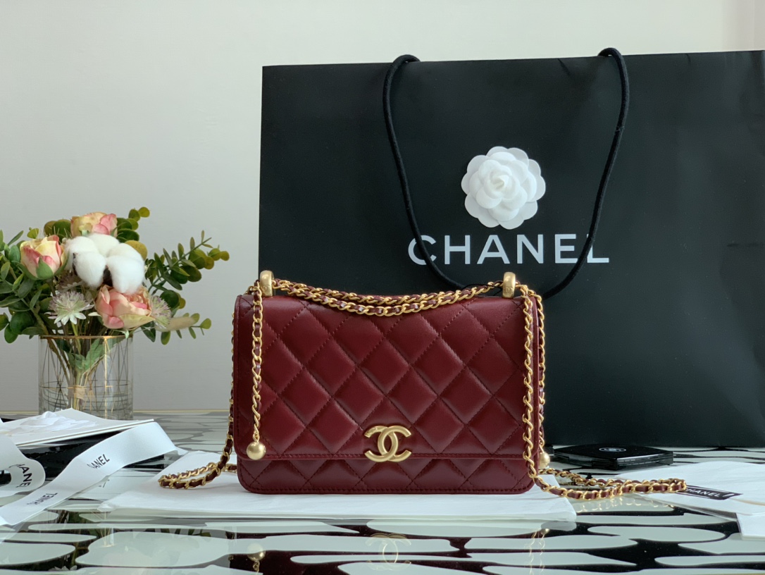 Ch**el wallet on chain calfskin & gold-tone metal burgundy ap2289 19cm