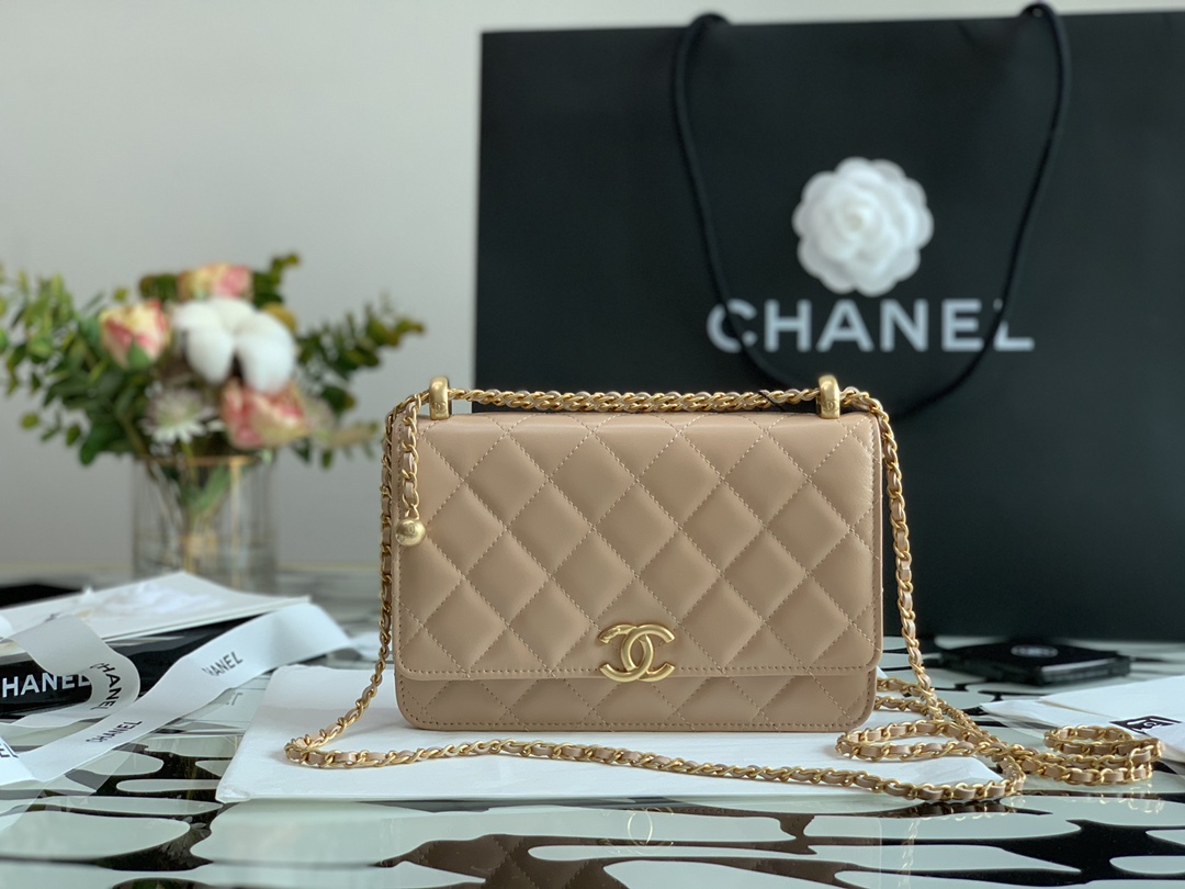 Ch**el wallet on chain calfskin & gold-tone metal beige ap2289 19cm