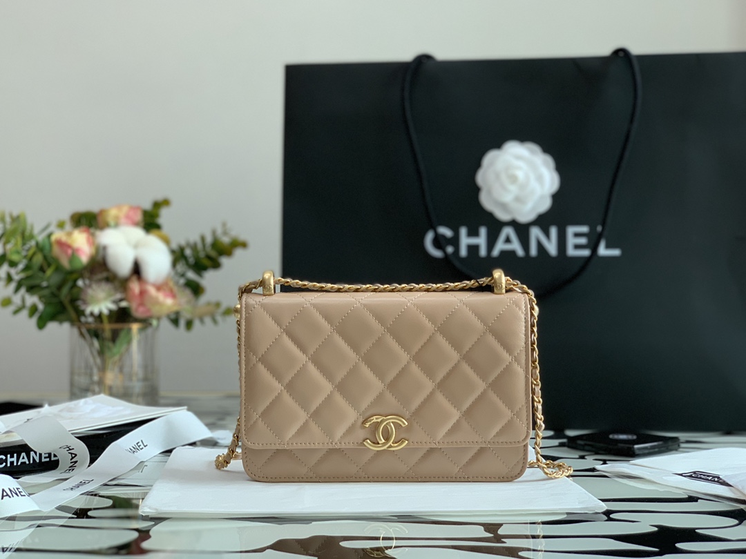 Ch**el wallet on chain calfskin & gold-tone metal beige ap2289 19cm