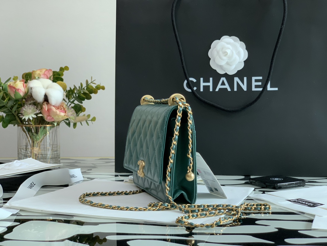 Ch**el wallet on chain calfskin & gold-tone metal forest ap2289 19cm