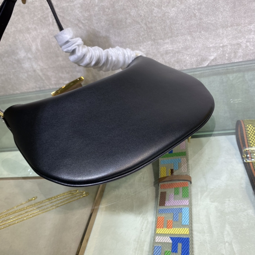 F**di small croissant black leather bag 8br790af 29 x 22 x 13 cm