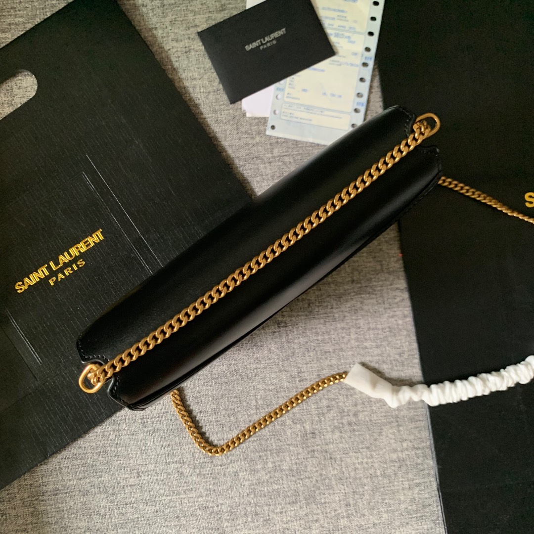 Y51 cassandra monogram clasp bag in grain de poudre embossed leather black 532750 22 x 16.5 x 5.5 cm