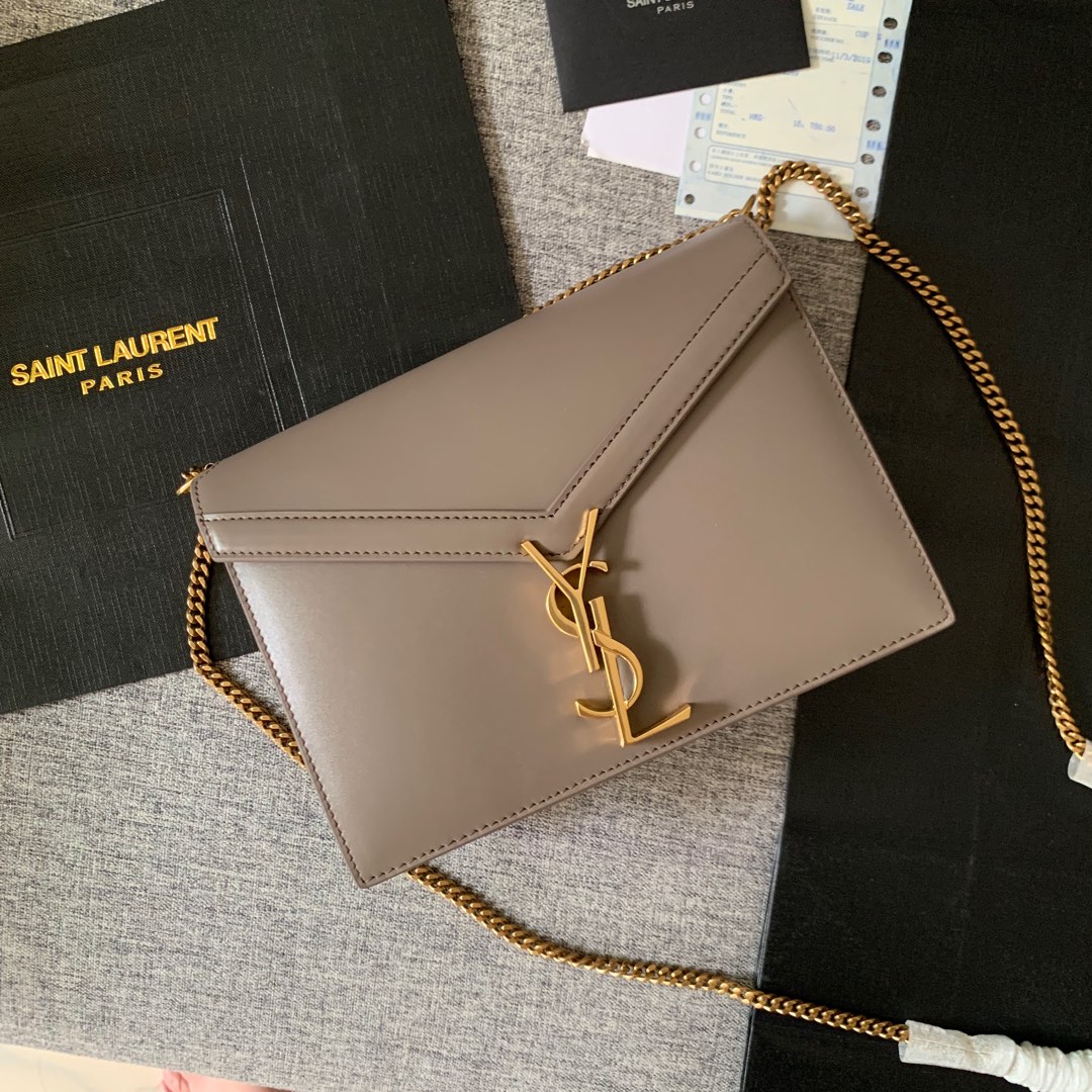 Y51 cassandra monogram clasp bag in grain de poudre embossed leather dark beige 532750 22 x 16.5 x 5.5 cm