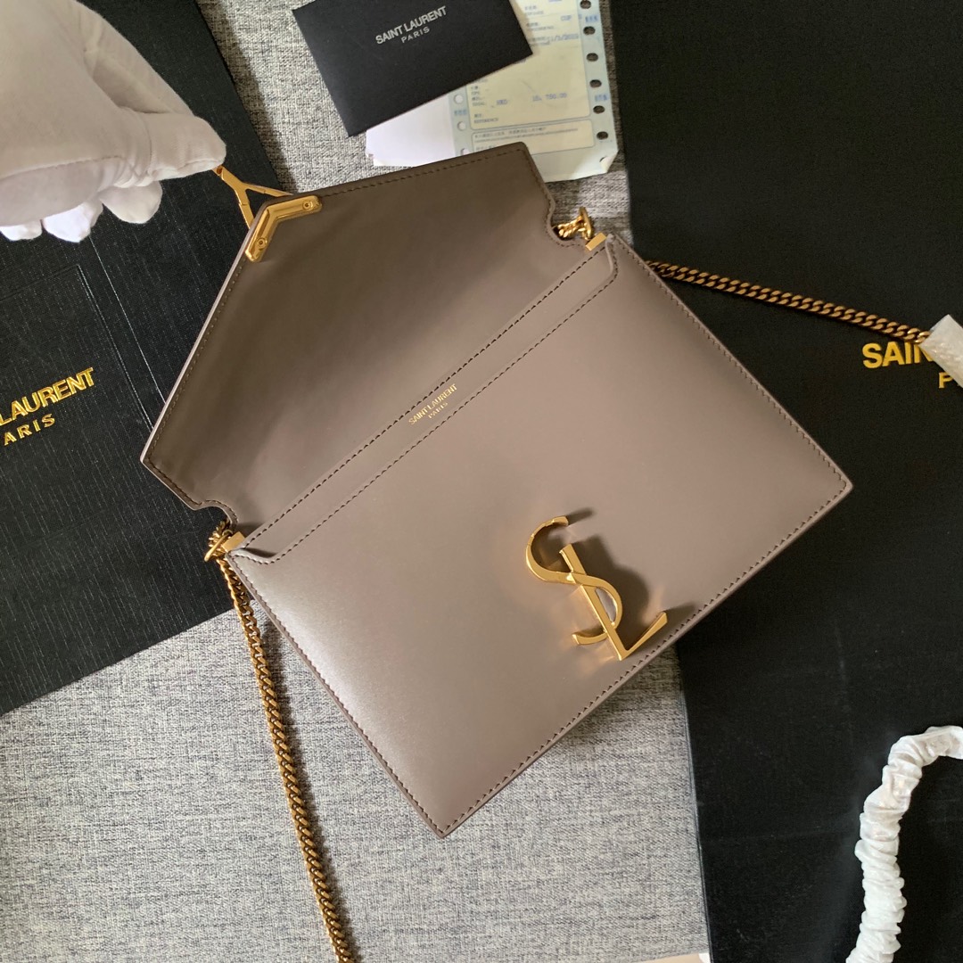 Y51 cassandra monogram clasp bag in grain de poudre embossed leather dark beige 532750 22 x 16.5 x 5.5 cm