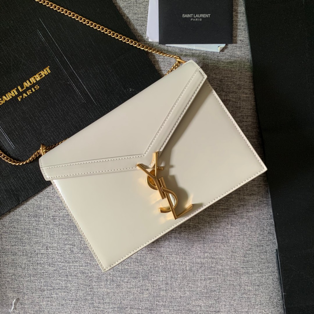 Y51 cassandra monogram clasp bag in grain de poudre embossed leather blanc vintage 532750 22 x 16.5 x 5.5 cm