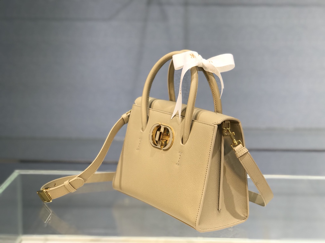 D10r medium st honorÉ tote beige grained calfskin m9321 25 x 19 x 12 cm