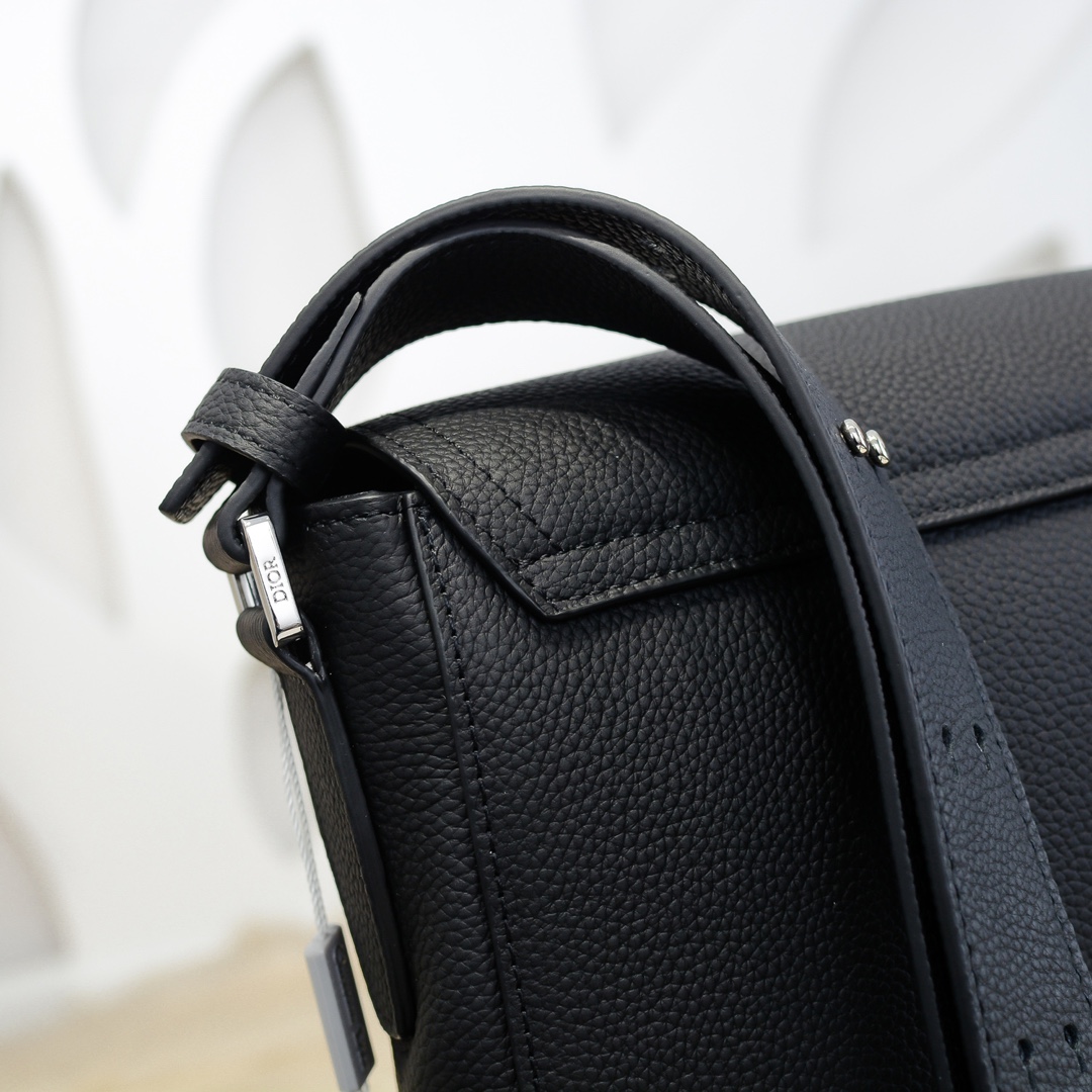 D10r saddle messenger bag black grained calfskin 1adme133ymj 35 x 24 x 6 cm