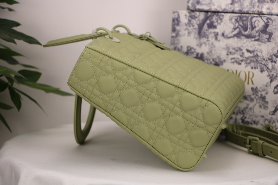 D10r large lady D10r bag willow green ultramatte cannage calfskin m0566 32 x 25 x 11 cm