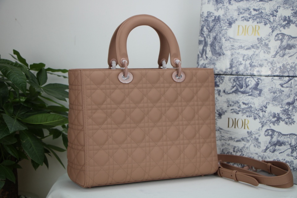 D10r large lady D10r bag blush ultramatte cannage calfskin m0566 32 x 25 x 11 cm