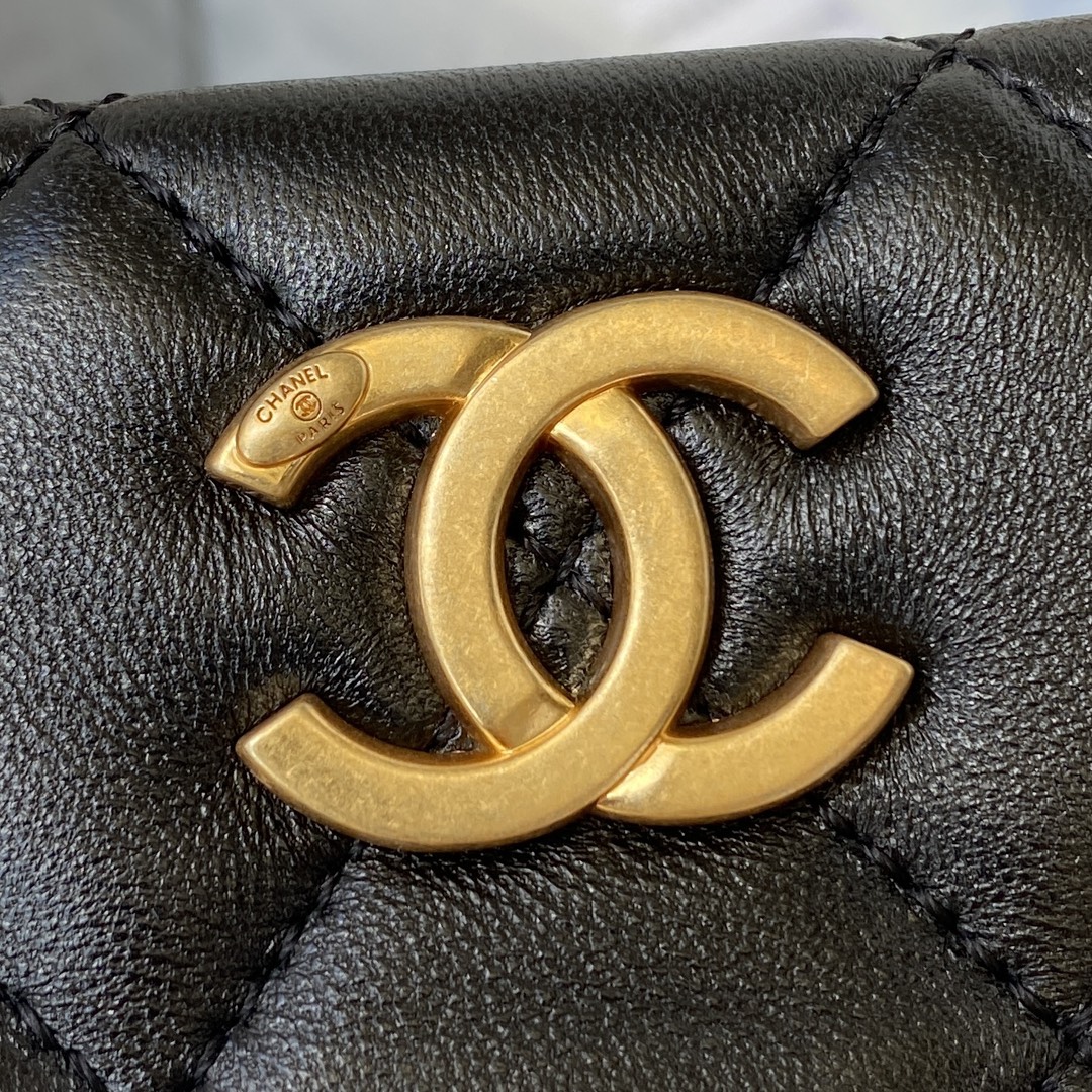 Ch**el pearl handle clutch lambskin, imitation pearls & gold metal black as2609 30 x 25 x 4.5 cm