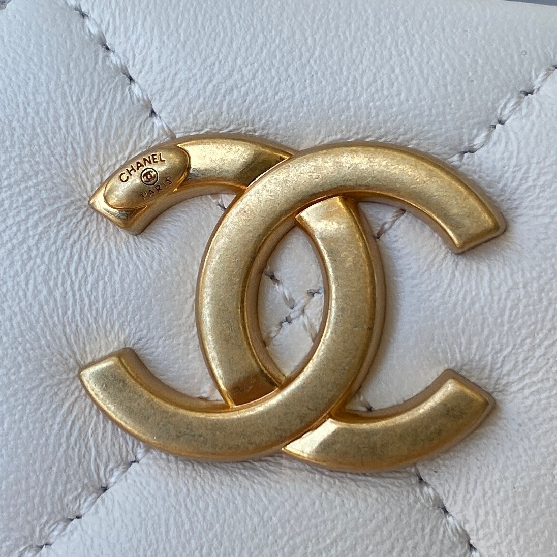 Ch**el pearl handle clutch lambskin, imitation pearls & gold metal white as2609 30 x 25 x 4.5 cm