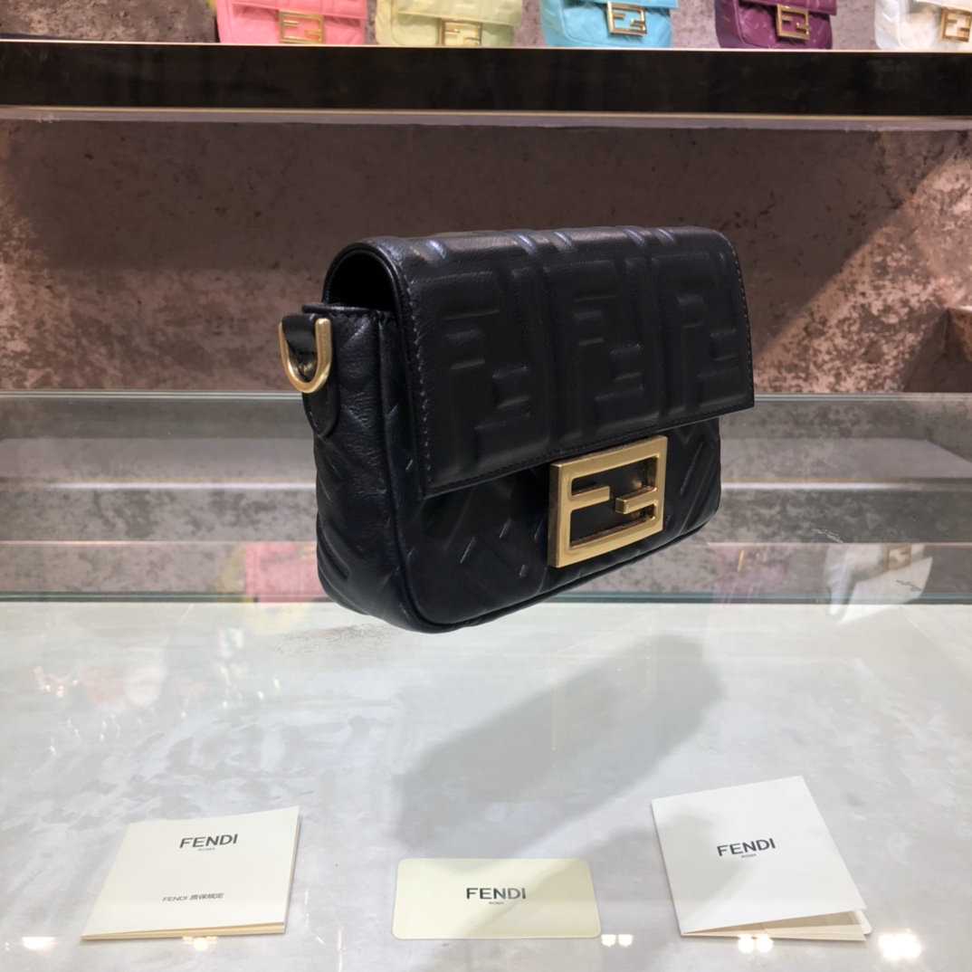 F**di baguette black leather bag 8bs017 4 x 18 x 11 cm