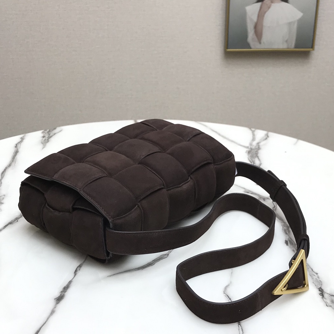 b0tt*ga Ven*ta padded cassette in suede fondant 44046 26 x 18 x 8 cm