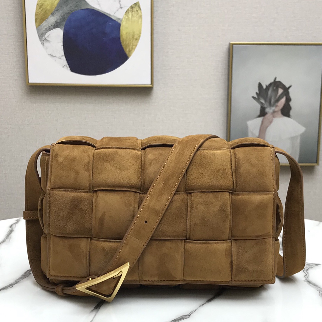 b0tt*ga Ven*ta padded cassette in suede caramel 44046 26 x 18 x 8 cm