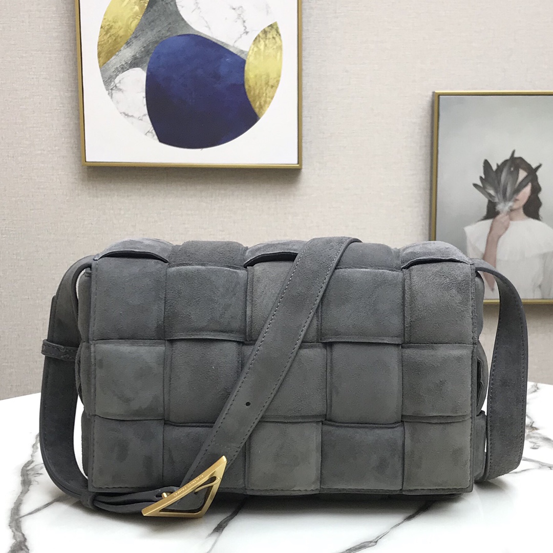 b0tt*ga Ven*ta padded cassette in suede thunder 44046 26 x 18 x 8 cm