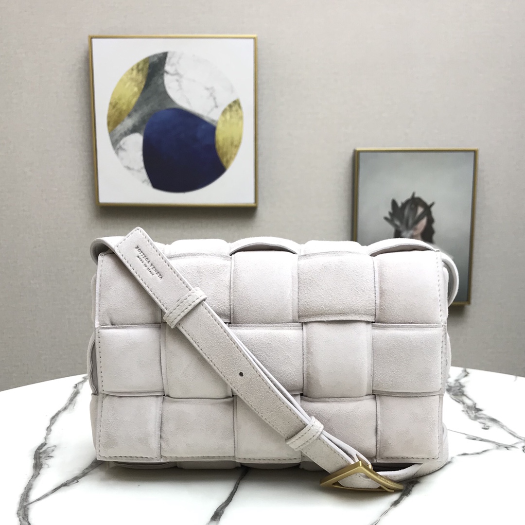 b0tt*ga Ven*ta padded cassette in suede white 44046 26 x 18 x 8 cm