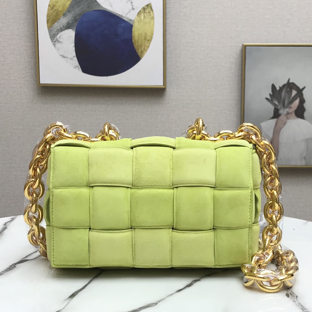 b0tt*ga Ven*ta chain cassette in suede kiwi 44046 26 x 18 x 8 cm