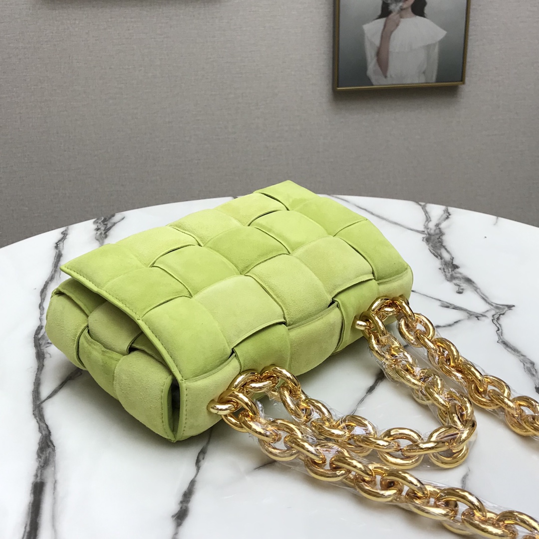 b0tt*ga Ven*ta chain cassette in suede kiwi 44046 26 x 18 x 8 cm