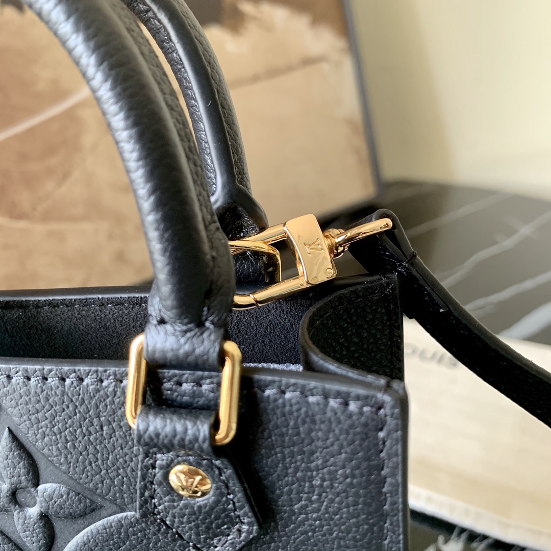l0vis Vvtt0n petit sac plat monogram empreinte leather black m80478 14 x 17 x 5 cm