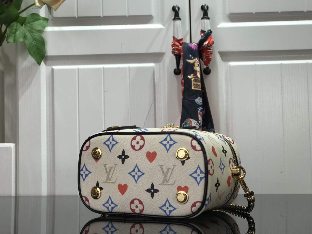 l0vis Vvtt0n game on vanity pm monogram canvas white m57458 19 x 13 x 11 cm