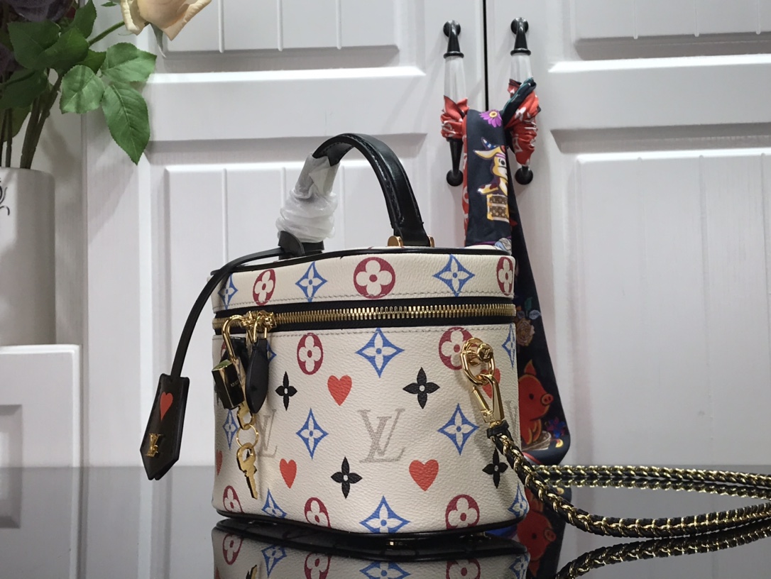 l0vis Vvtt0n game on vanity pm monogram canvas white m57458 19 x 13 x 11 cm