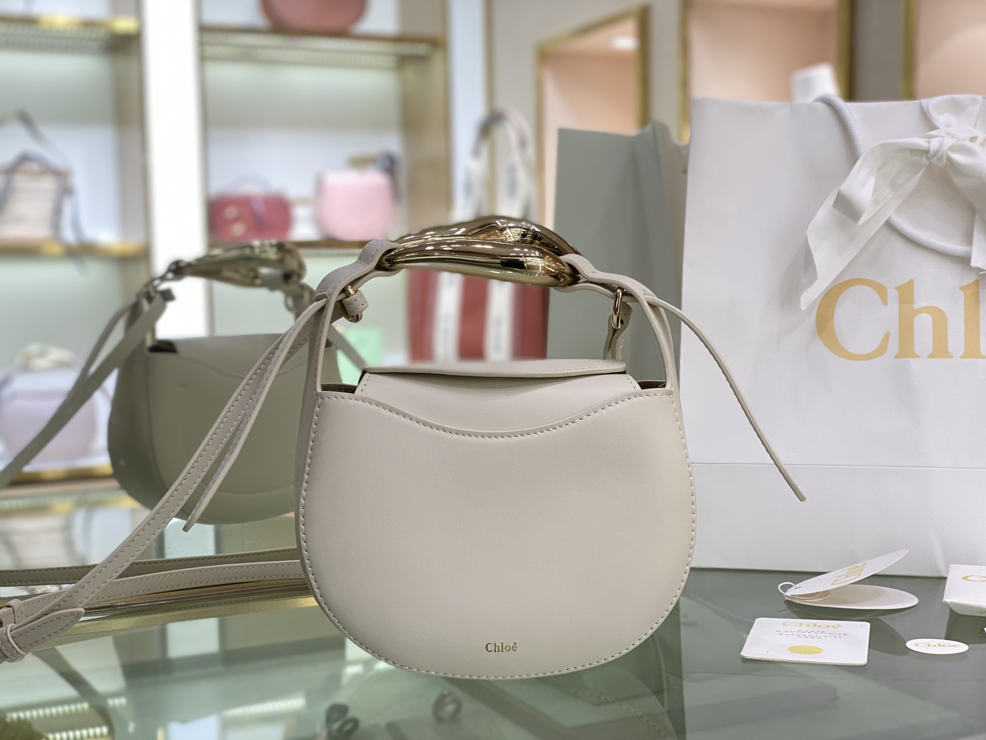 Ch10e kiss small bag grain calfskin white chc21us350 20 x 26 x 8 cm