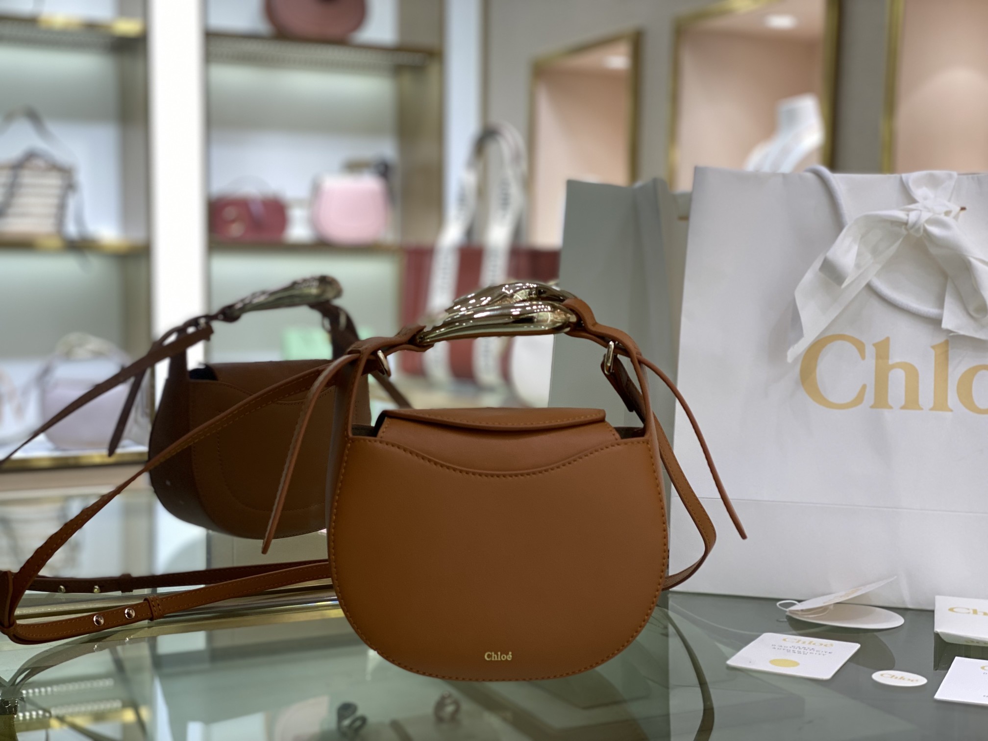Ch10e kiss small bag grain calfskin arizona brown chc21us350 20 x 26 x 8 cm