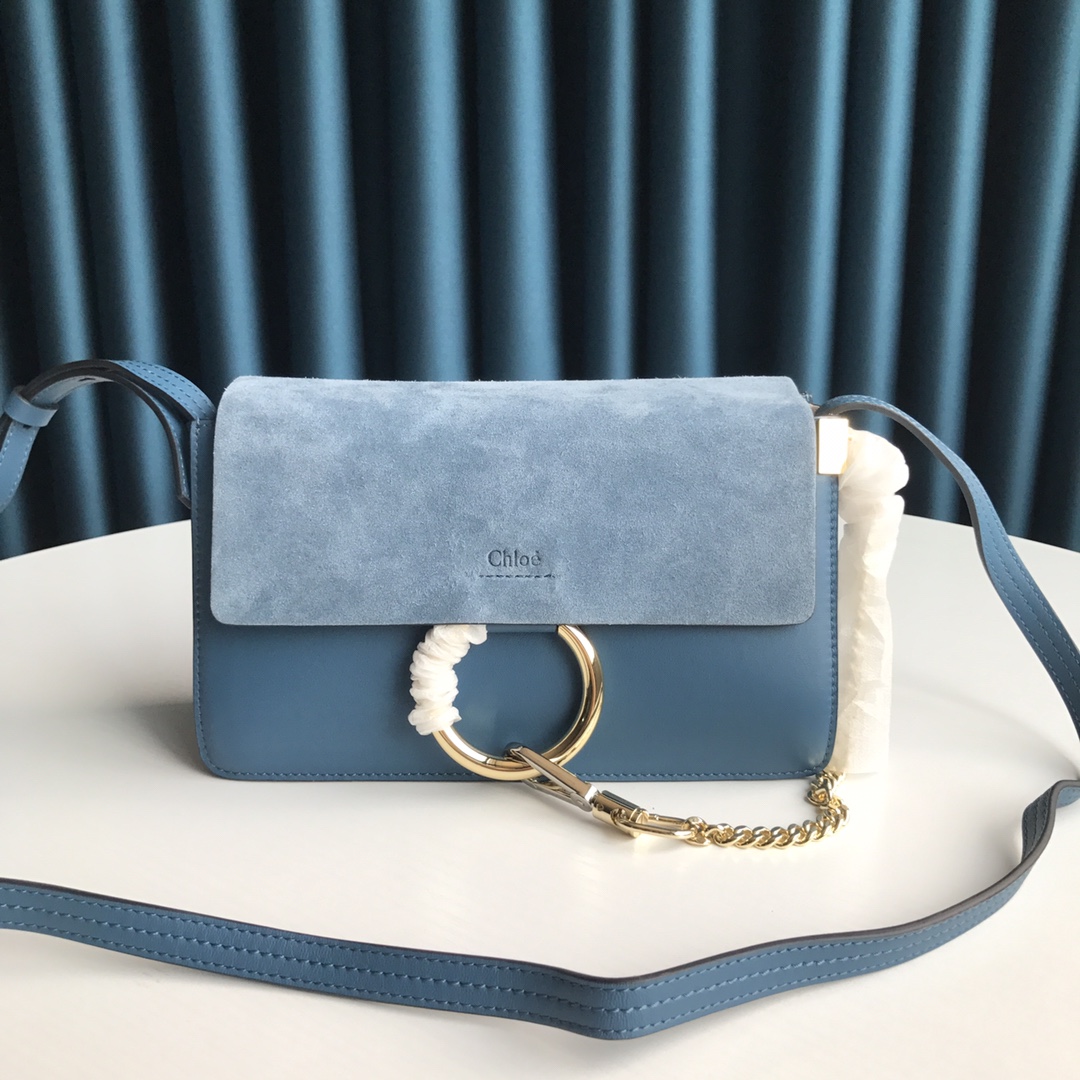 Ch10É faye small shoulder bag gentle blue chc15us127 24 x 7 x 15 cm