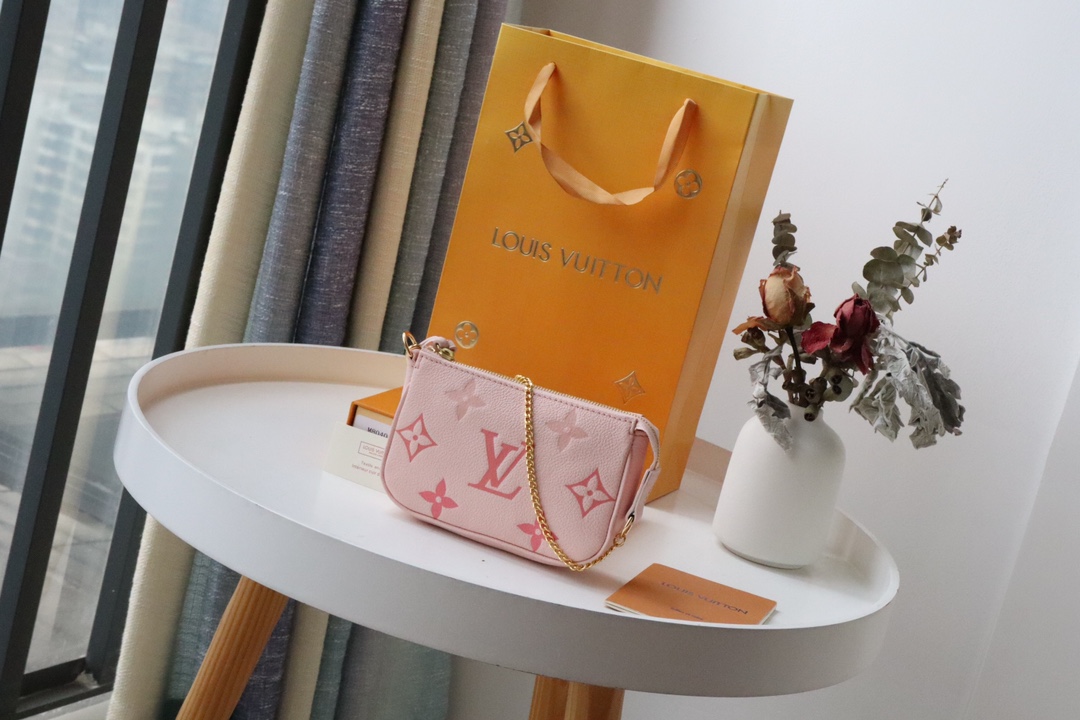 l0vis Vvtt0n mini pochette accessoires monogram empreinte leather pink m80501 15.5 x 10.5 x 4 cm