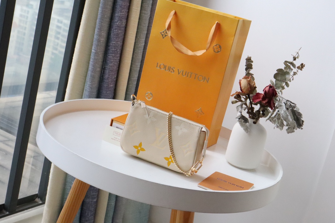 l0vis Vvtt0n mini pochette accessoires monogram empreinte leather yellow m80501 15.5 x 10.5 x 4 cm