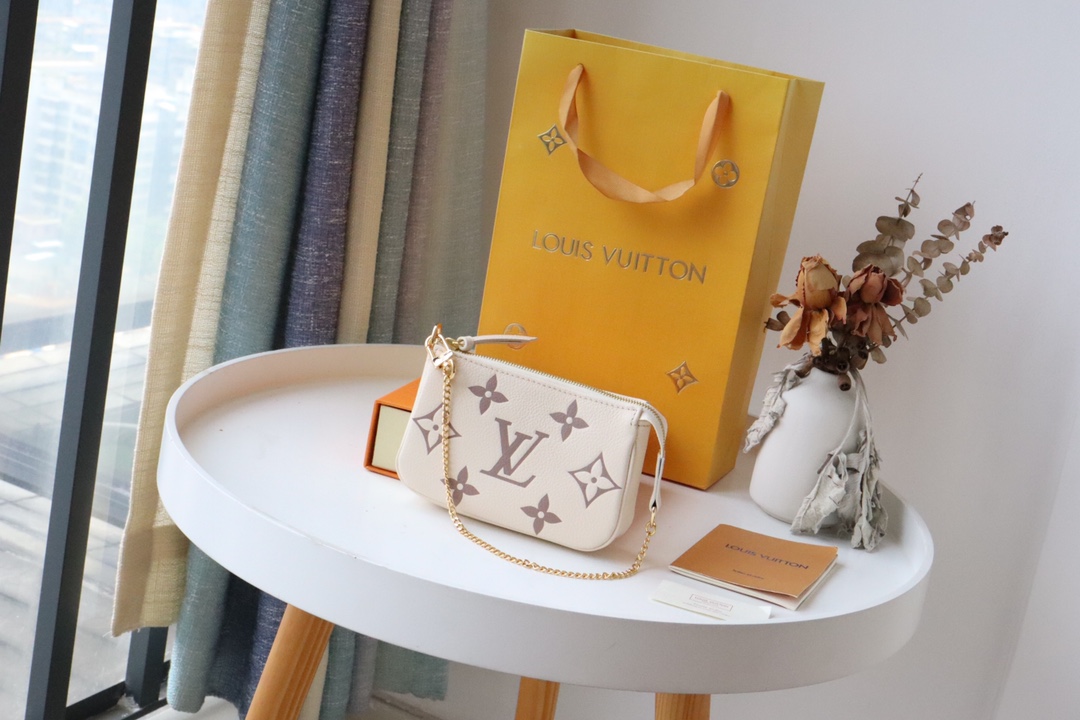 l0vis Vvtt0n mini pochette accessoires bicolor monogram empreinte leather white m80732 15.5 x 10.5 x 4 cm