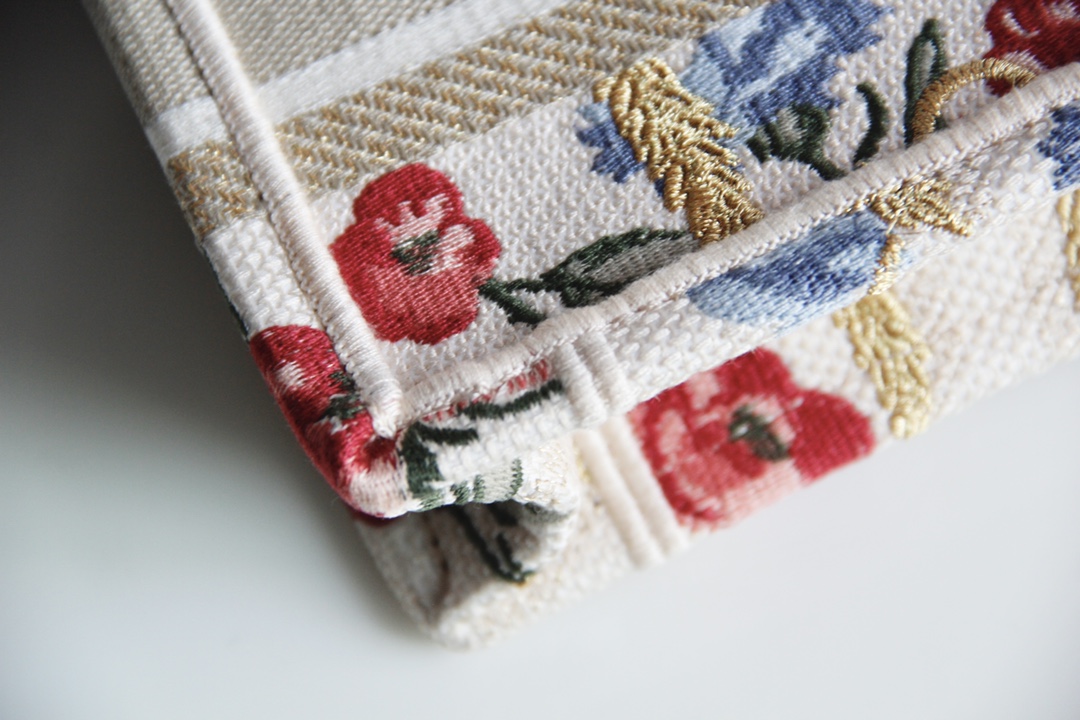 D10r mini book tote beige multicolor hibiscus embroidery s5475 22.5 x 24 x 8 cm