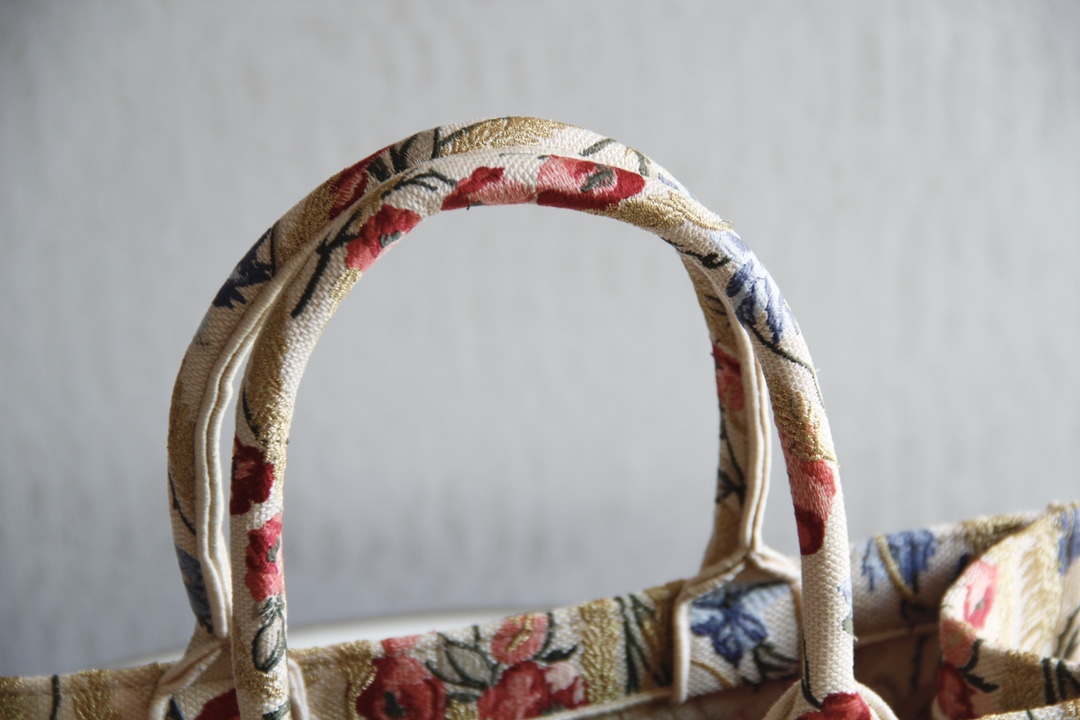 D10r small book tote beige multicolor hibiscus embroidery m1296 36.5 x 28 x 16 cm
