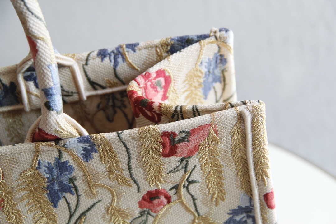 D10r large book tote beige multicolor hibiscus embroidery m1286 41.5 x 35 x 18 cm