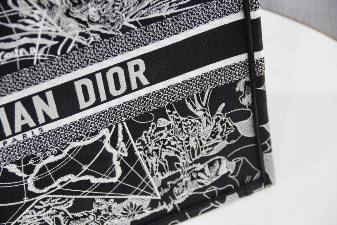 D10r large book tote black and white D10r around the world embroidery m1286 41.5 x 34.5 x 16 cm