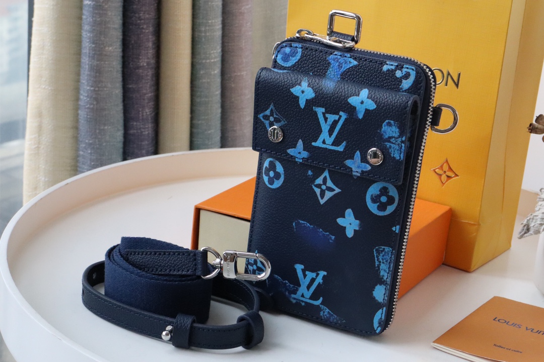 l0vis Vvtt0n phone pouch other leathers navy m80466 11 x 18 x 2.5 cm