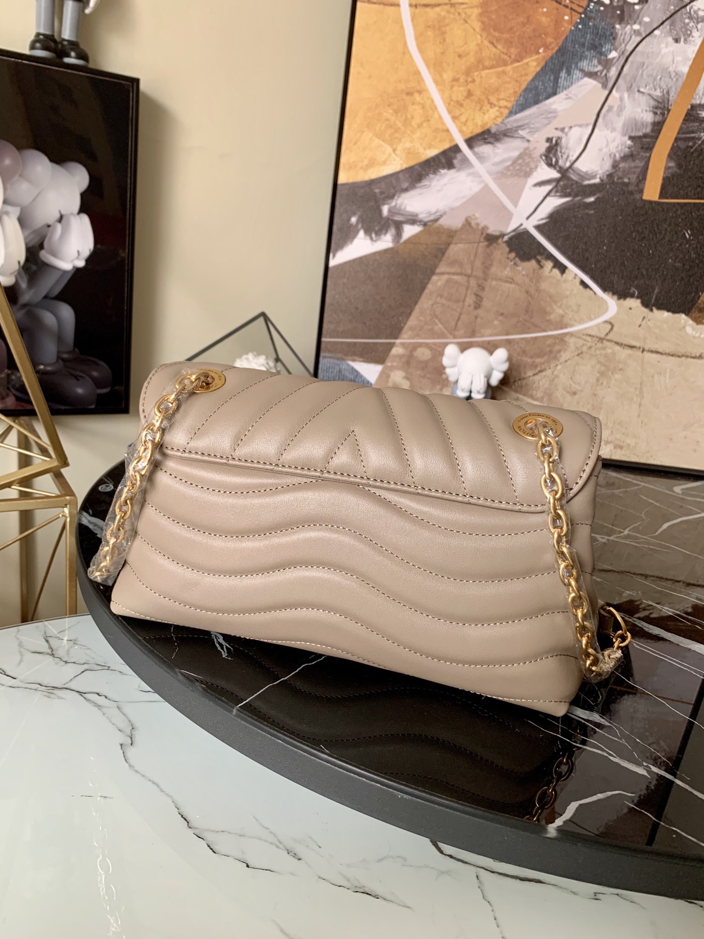 l0vis Vvtt0n new wave chain bag smooth cowhide leather taupe m58550 24 x 14 x 9 cm