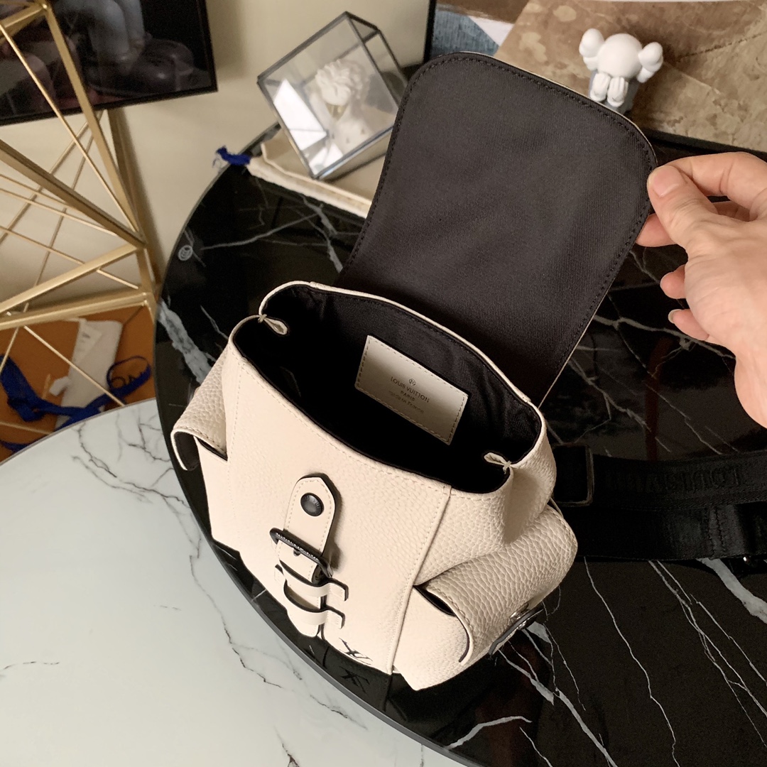 l0vis Vvtt0n christopher xs taurillon leather blanc m58493 14 x 19.5 x 5 cm