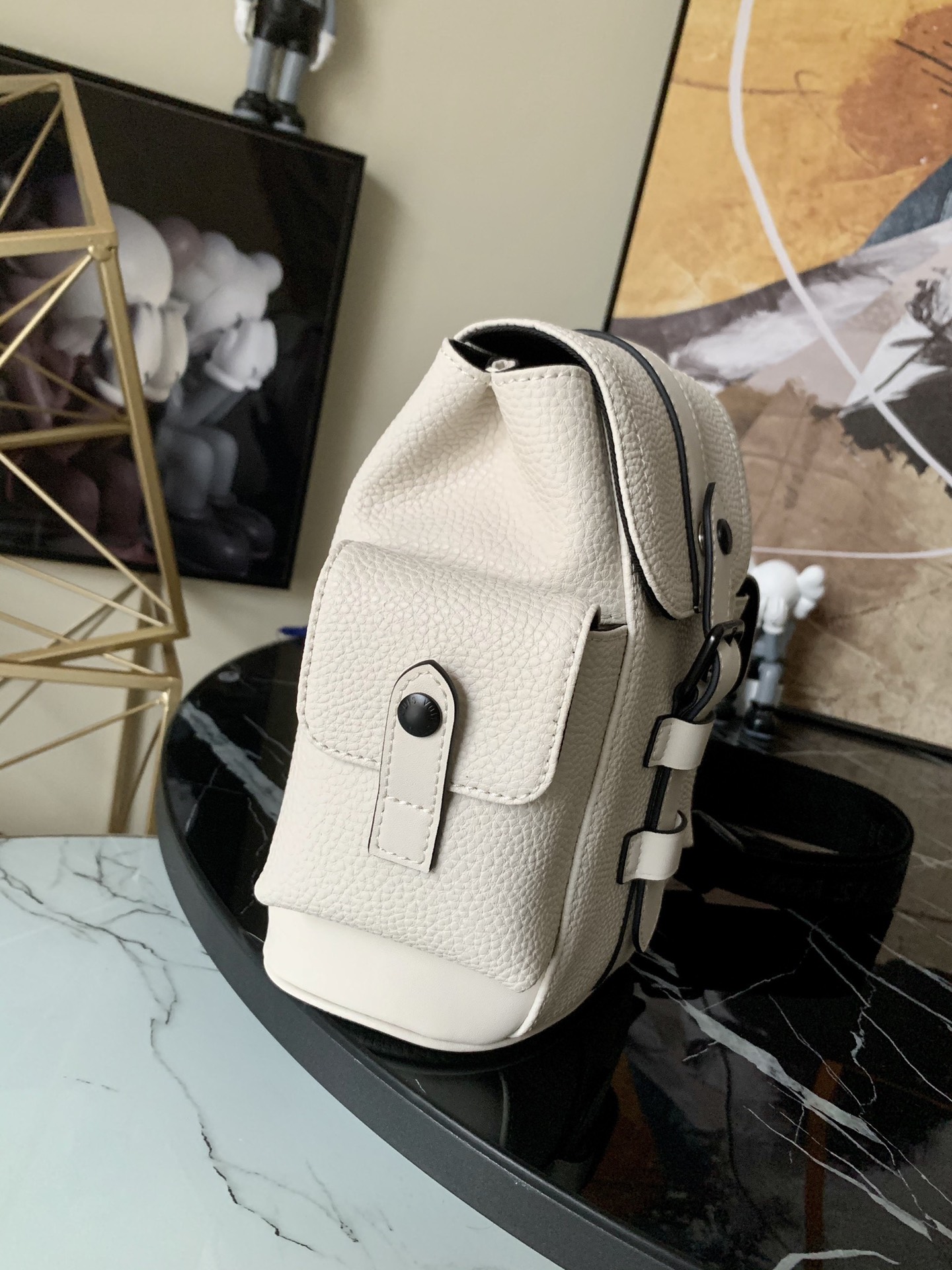 l0vis Vvtt0n christopher xs taurillon leather blanc m58493 14 x 19.5 x 5 cm