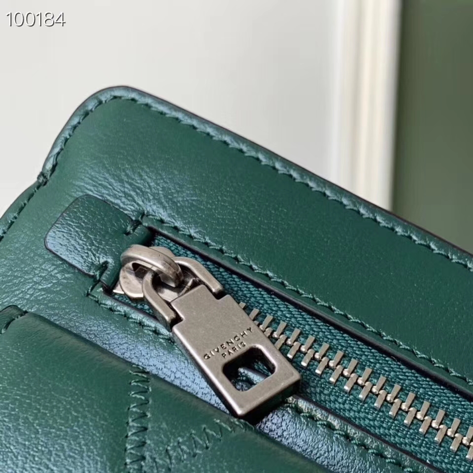 G1uenchy pocket bag in leather forest green 22 x 13 x 7 cm