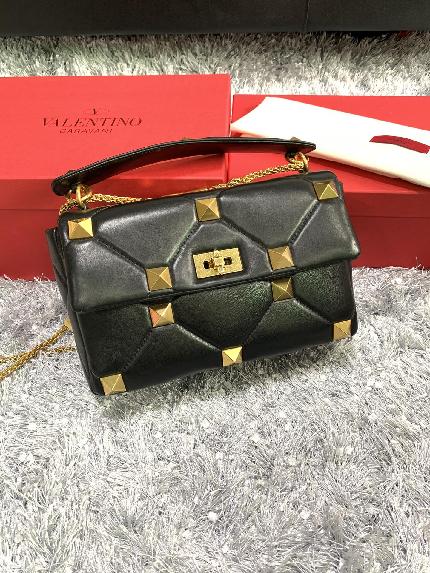 Va1e*ntin0 large roman stud the shoulder bag in nappa with chain black ww2b0i60bsf 30 x 20 x 12 cm
