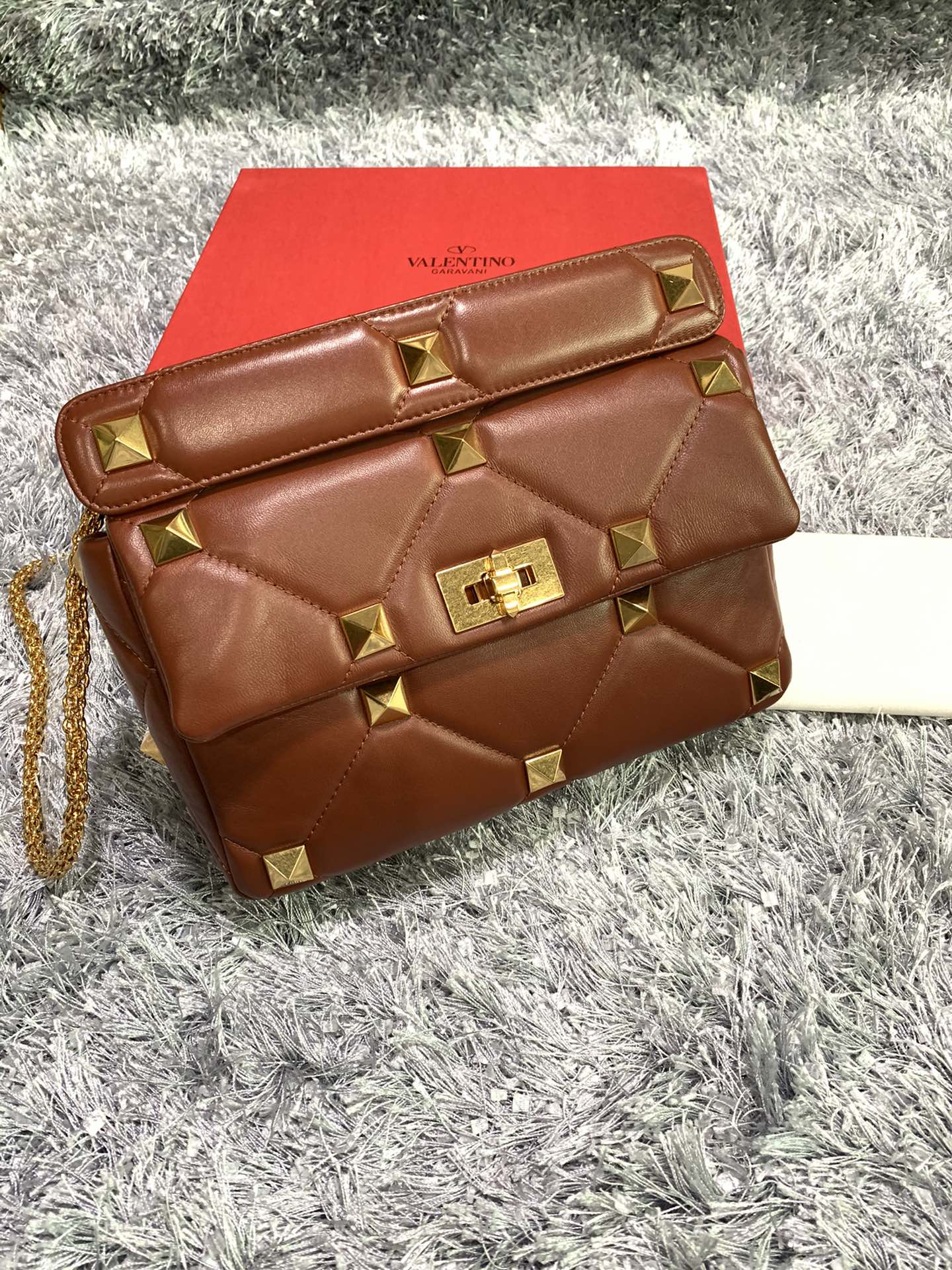 Va1e*ntin0 large roman stud the shoulder bag in nappa with chain brown ww2b0i60bsf 30 x 20 x 12 cm
