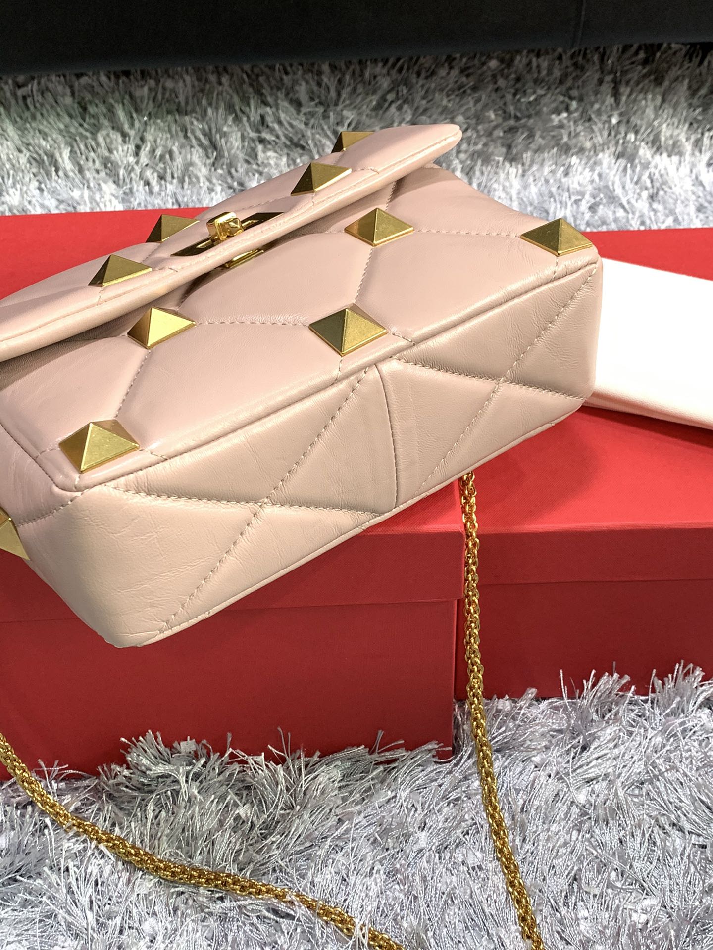 Va1e*ntin0 medium roman stud the shoulder bag in nappa with chain rose cannelle vw0b0i82bsf 25 x 16 x 10 cm